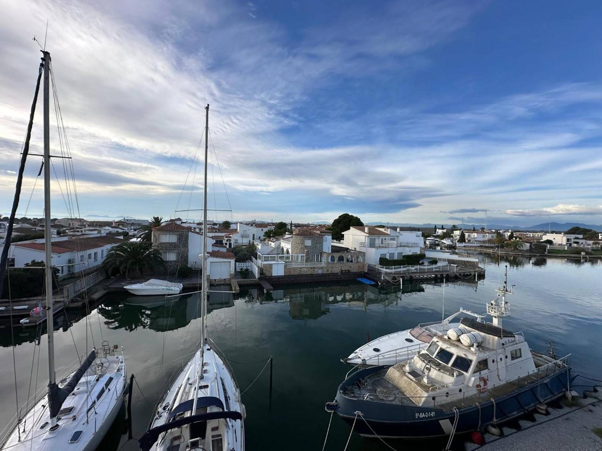 Apartamento En Roses Con Vistas Al Canal Y Piscina Экстерьер фото