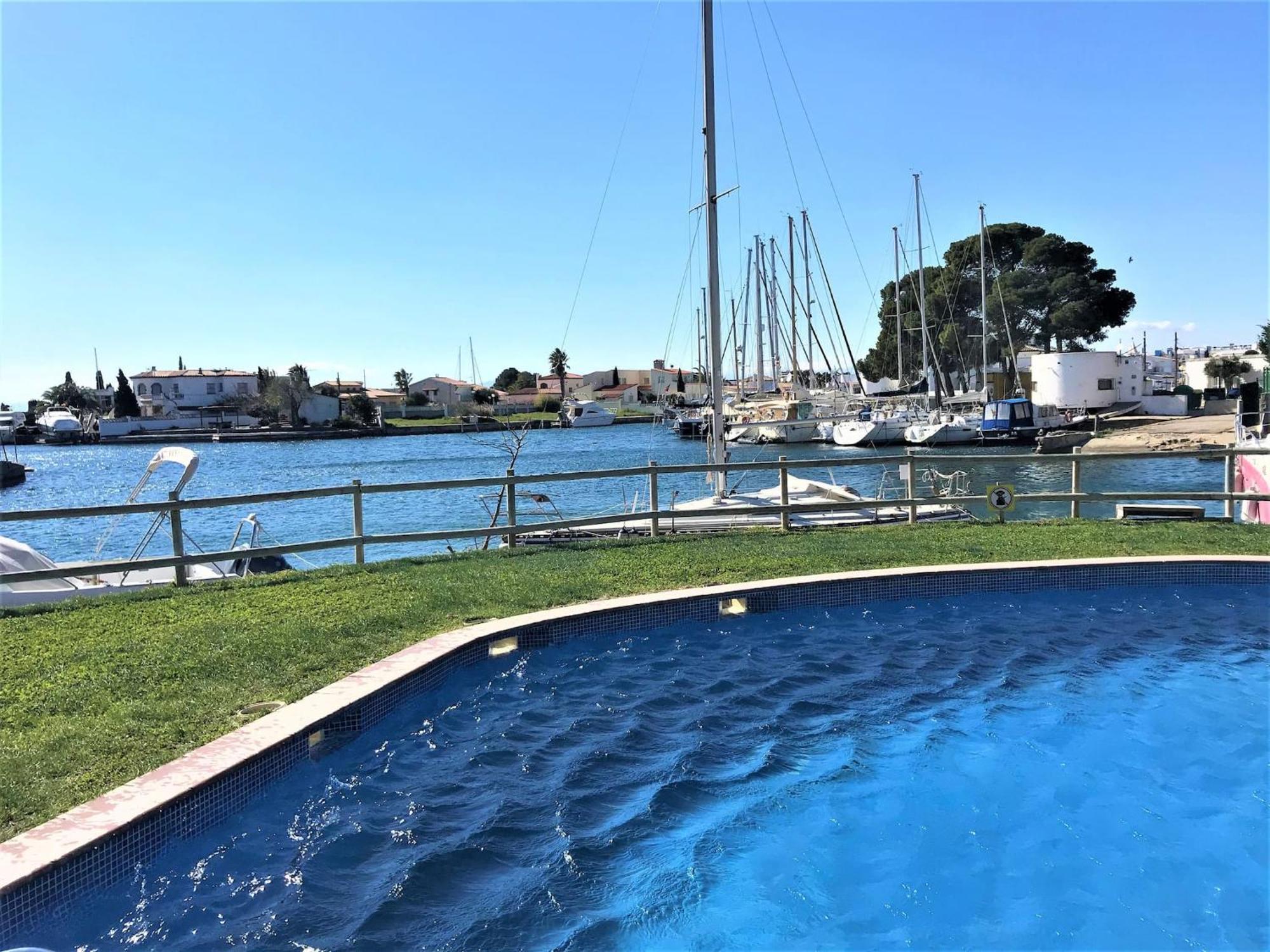 Apartamento En Roses Con Vistas Al Canal Y Piscina Экстерьер фото