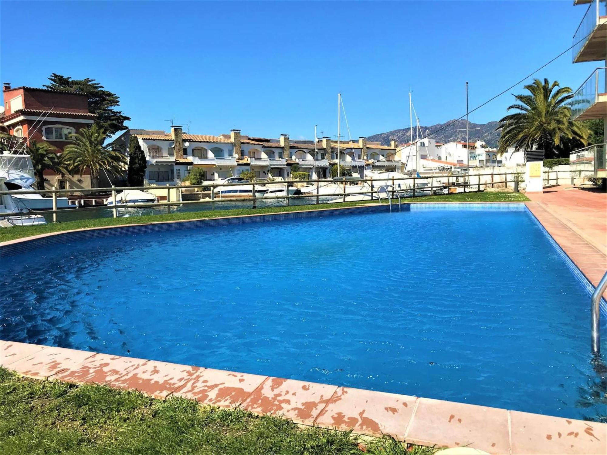 Apartamento En Roses Con Vistas Al Canal Y Piscina Экстерьер фото