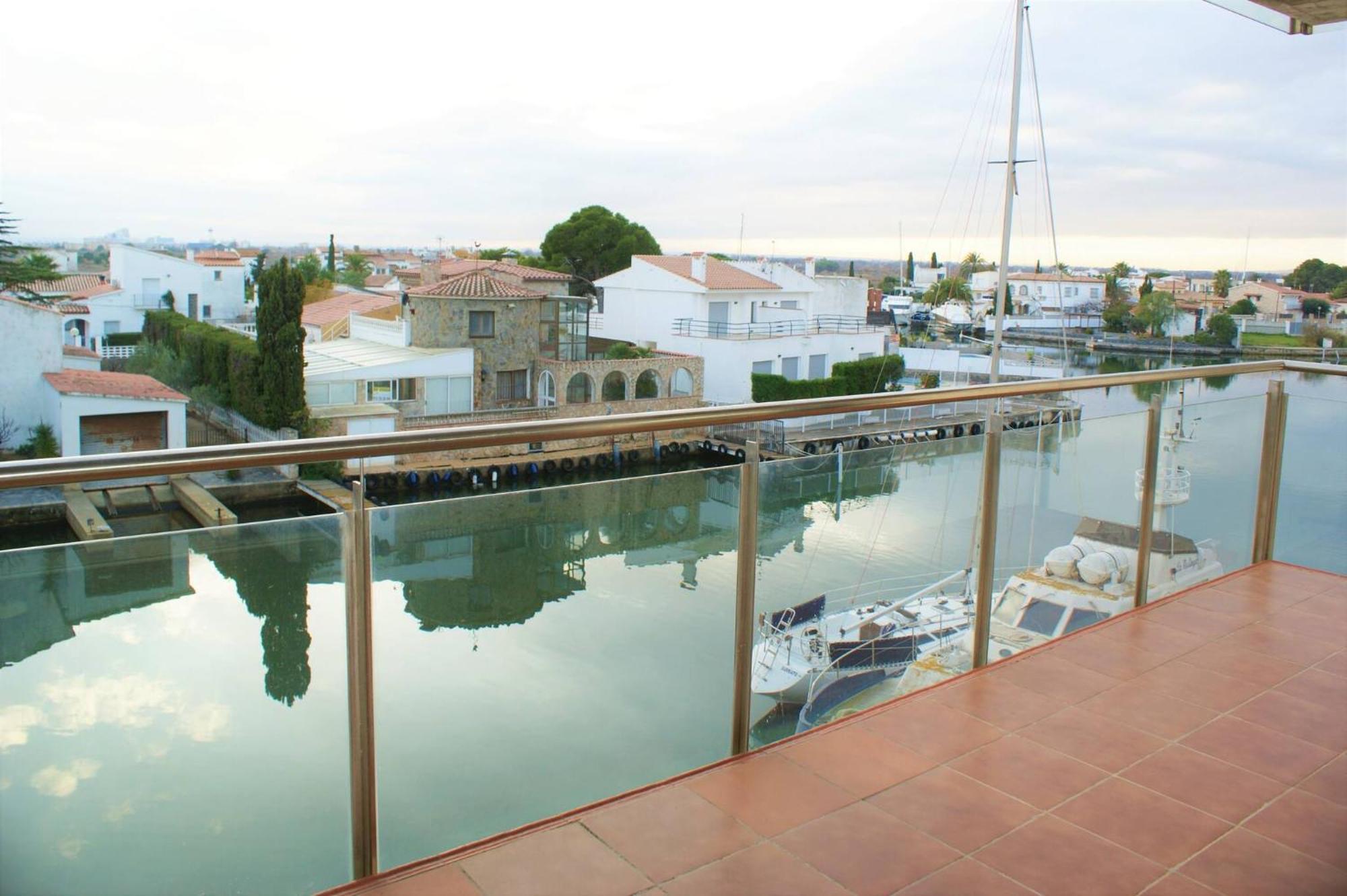 Apartamento En Roses Con Vistas Al Canal Y Piscina Экстерьер фото